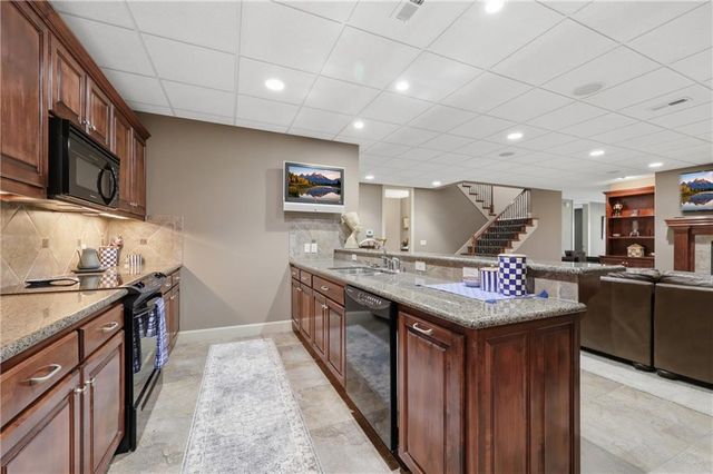 1608 NW Sunridge Drive, Blue Springs, MO 64015