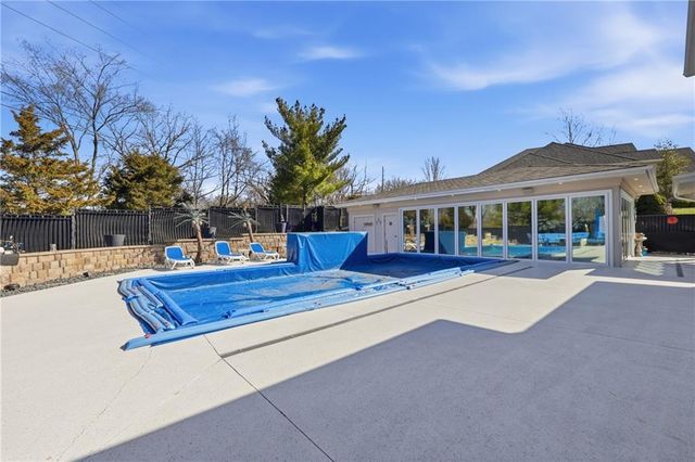 1608 NW Sunridge Drive, Blue Springs, MO 64015