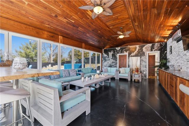 1608 NW Sunridge Drive, Blue Springs, MO 64015