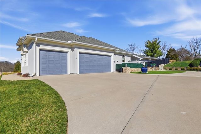 1608 NW Sunridge Drive, Blue Springs, MO 64015