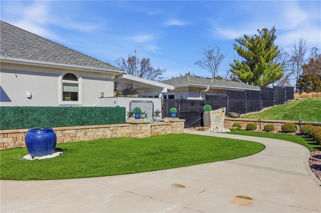 1608 NW Sunridge Drive, Blue Springs, MO 64015