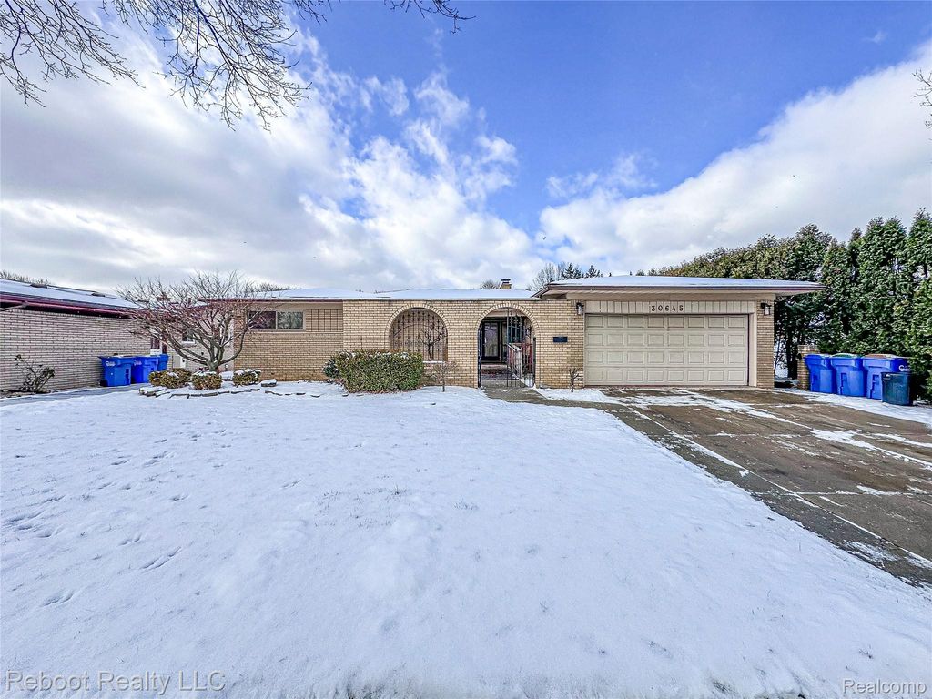 30645 Lebanon Drive, Warren, MI 48093