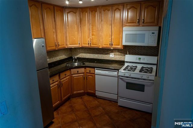 555 North Avenue 10C, Fort Lee, NJ 07024