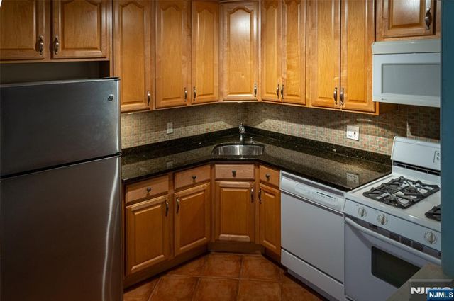 555 North Avenue 10C, Fort Lee, NJ 07024
