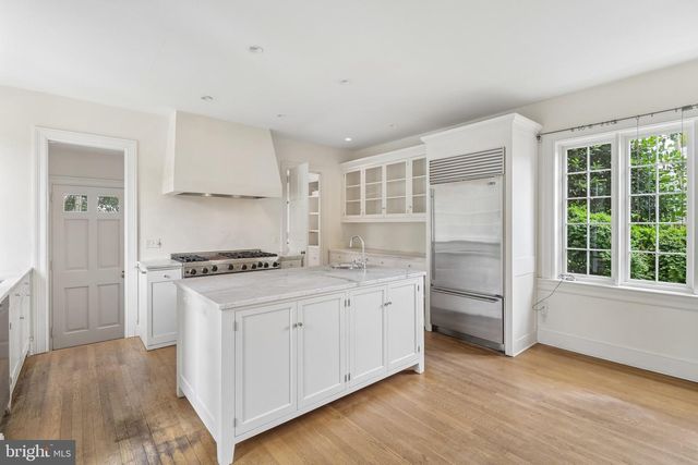 2920 44TH PL NW, Washington, DC 20016