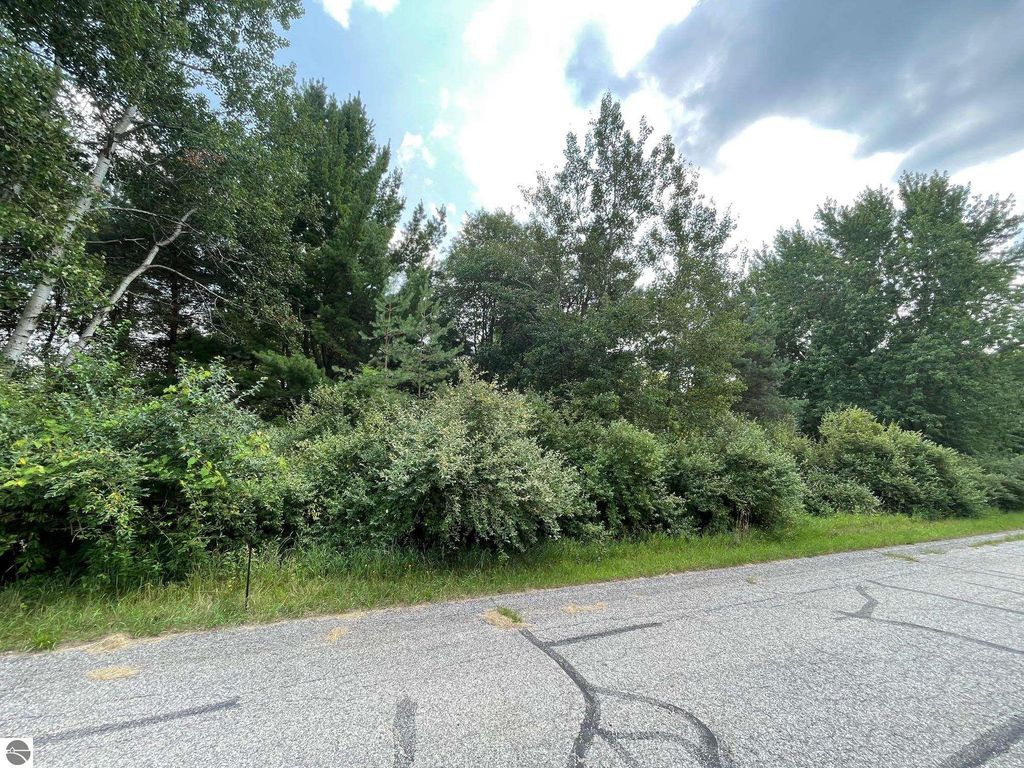 Image 5 of property listing at 1090 Carmen Drive, Weidman, MI 48893