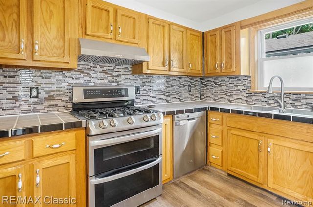 525 E Lewiston Avenue, Ferndale, MI 48220