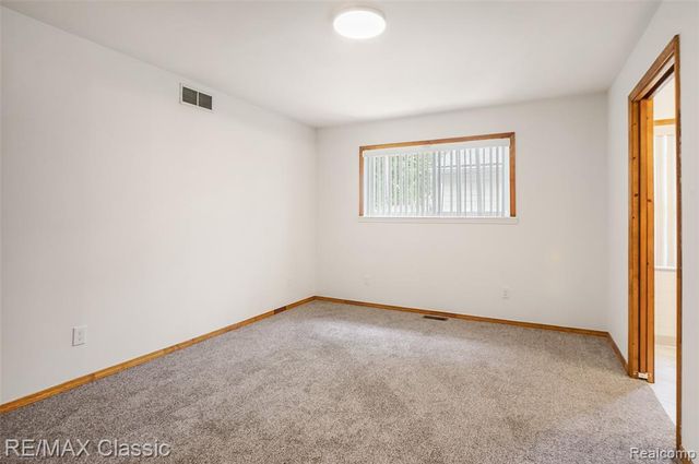 525 E Lewiston Avenue, Ferndale, MI 48220