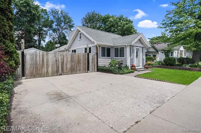 525 E Lewiston Avenue, Ferndale, MI 48220