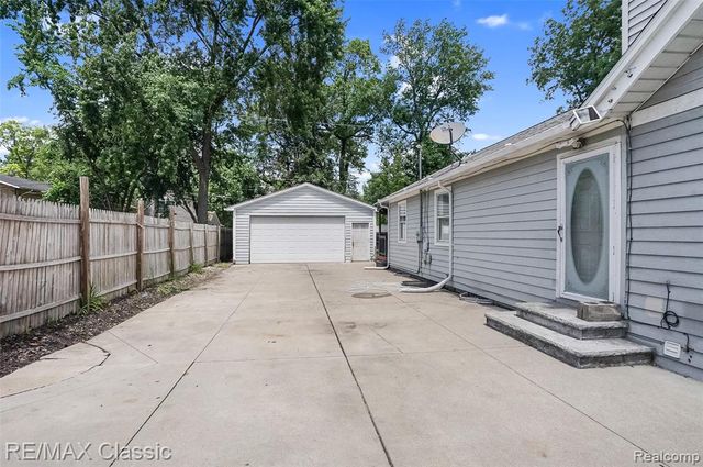 525 E Lewiston Avenue, Ferndale, MI 48220