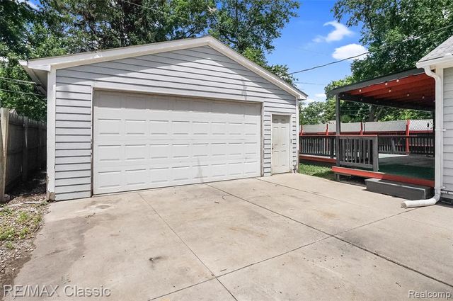 525 E Lewiston Avenue, Ferndale, MI 48220