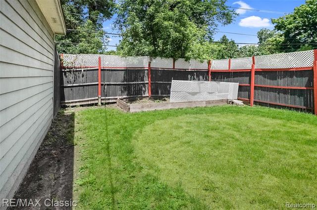 525 E Lewiston Avenue, Ferndale, MI 48220