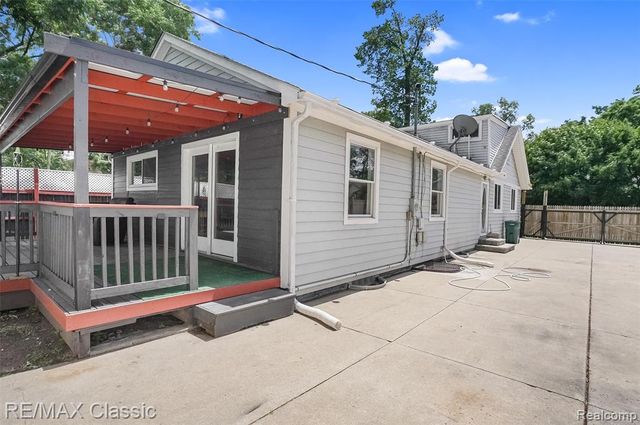 525 E Lewiston Avenue, Ferndale, MI 48220