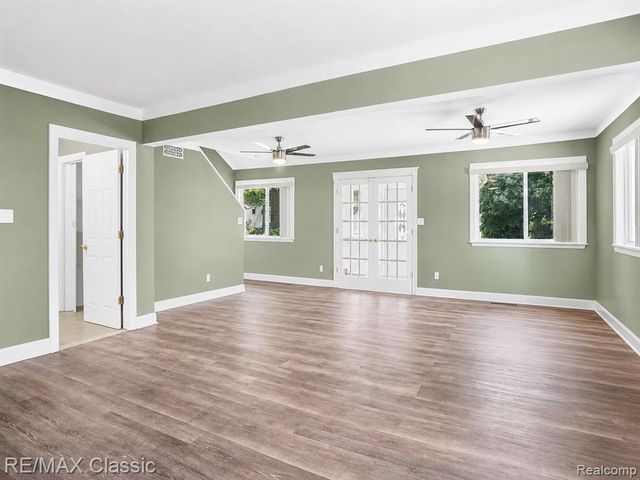 525 E Lewiston Avenue, Ferndale, MI 48220