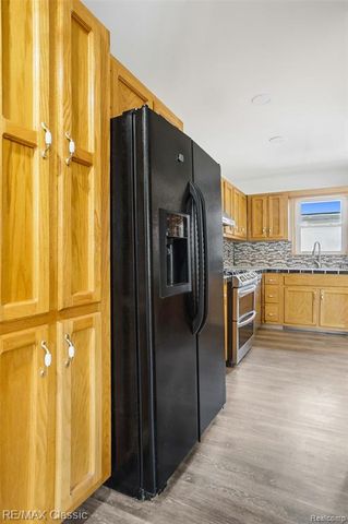 525 E Lewiston Avenue, Ferndale, MI 48220