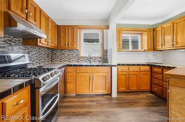 525 E Lewiston Avenue, Ferndale, MI 48220