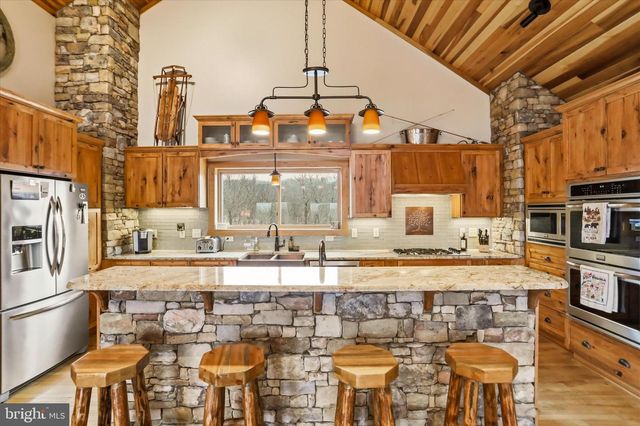 879 OLDE OAK VIEW DR, Springfield, WV 26763