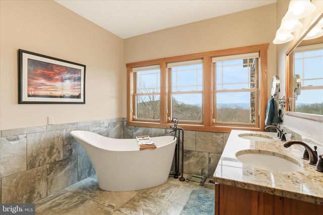 879 OLDE OAK VIEW DR, Springfield, WV 26763