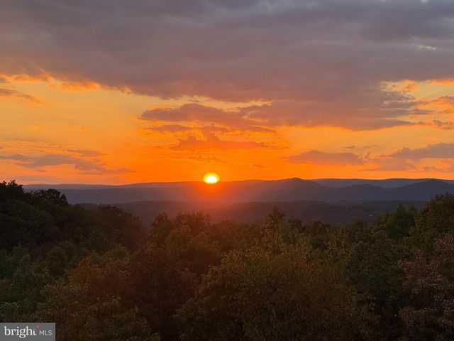 879 OLDE OAK VIEW DR, Springfield, WV 26763