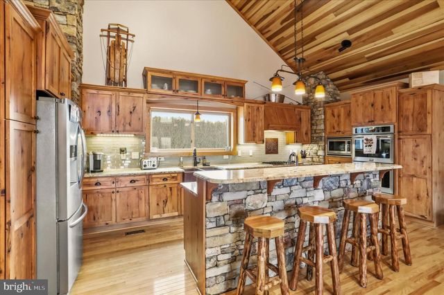 879 OLDE OAK VIEW DR, Springfield, WV 26763