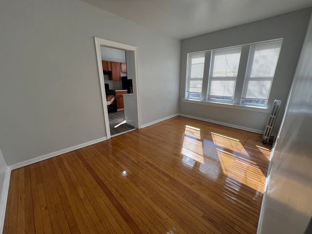 2047 E 68th Street 3W, Chicago, IL 60649