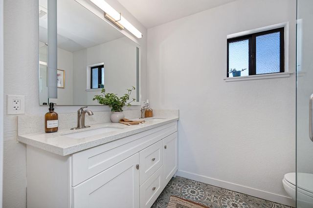 1040 Meadow Rd, West Sacramento, CA 95691