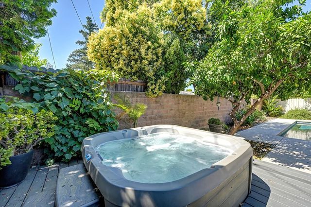 1040 Meadow Rd, West Sacramento, CA 95691