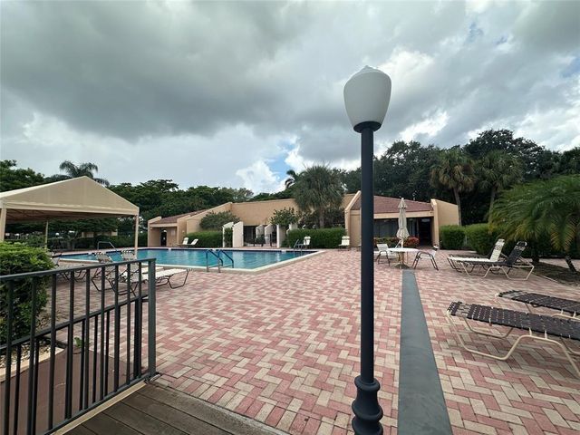 5609 Coral Lake 109, Margate, FL 33063
