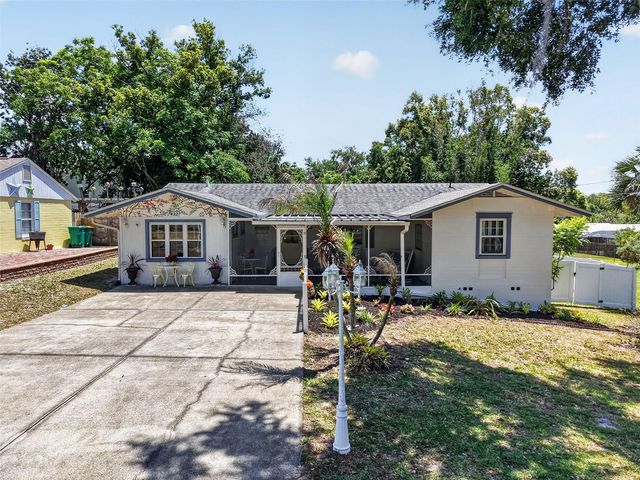 422 W 11TH AVENUE, Mount Dora, FL 32757