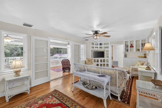 422 W 11TH AVENUE, Mount Dora, FL 32757