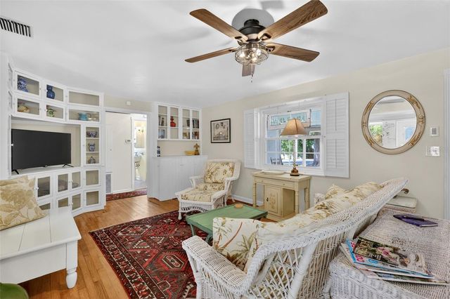 422 W 11TH AVENUE, Mount Dora, FL 32757