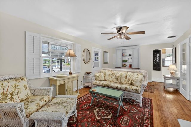 422 W 11TH AVENUE, Mount Dora, FL 32757