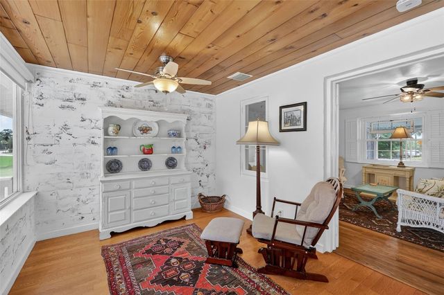 422 W 11TH AVENUE, Mount Dora, FL 32757
