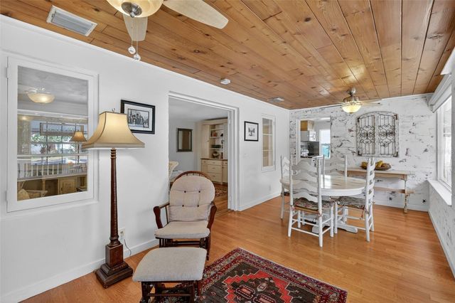 422 W 11TH AVENUE, Mount Dora, FL 32757