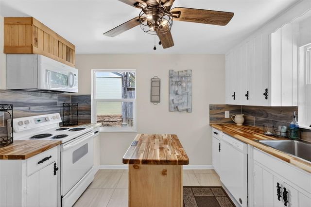 422 W 11TH AVENUE, Mount Dora, FL 32757