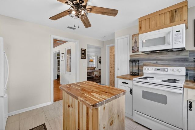 422 W 11TH AVENUE, Mount Dora, FL 32757
