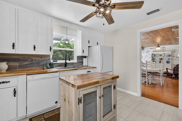 422 W 11TH AVENUE, Mount Dora, FL 32757