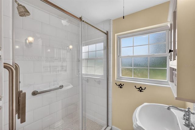 422 W 11TH AVENUE, Mount Dora, FL 32757