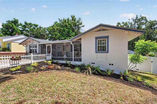422 W 11TH AVENUE, Mount Dora, FL 32757