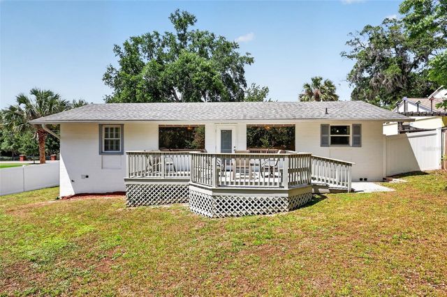 422 W 11TH AVENUE, Mount Dora, FL 32757