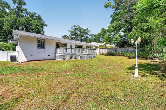 422 W 11TH AVENUE, Mount Dora, FL 32757