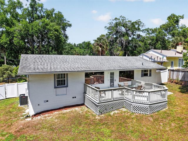 422 W 11TH AVENUE, Mount Dora, FL 32757