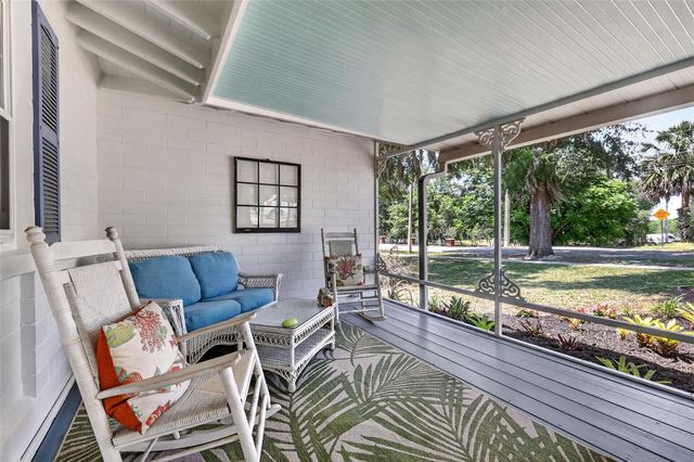 422 W 11TH AVENUE, Mount Dora, FL 32757