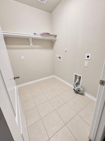 8723 W Crescent Lake Circle, Baytown, TX 77521