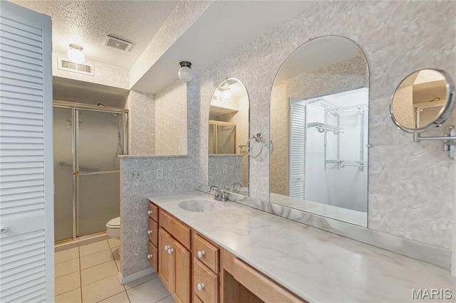 917 Claytonbrook Drive 3, Ballwin, MO 63011
