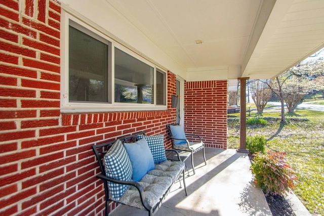 721 W Narroway, Benton, AR 72015