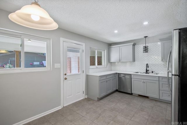 721 W Narroway, Benton, AR 72015