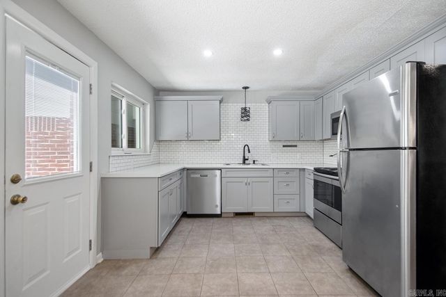 721 W Narroway, Benton, AR 72015