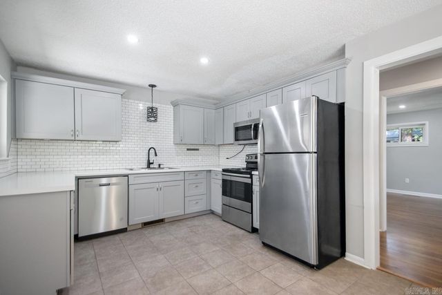 721 W Narroway, Benton, AR 72015