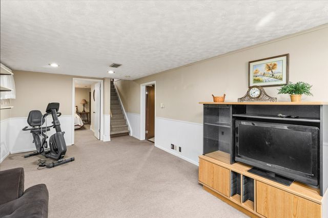 7405 Palm Drive, Urbandale, IA 50322